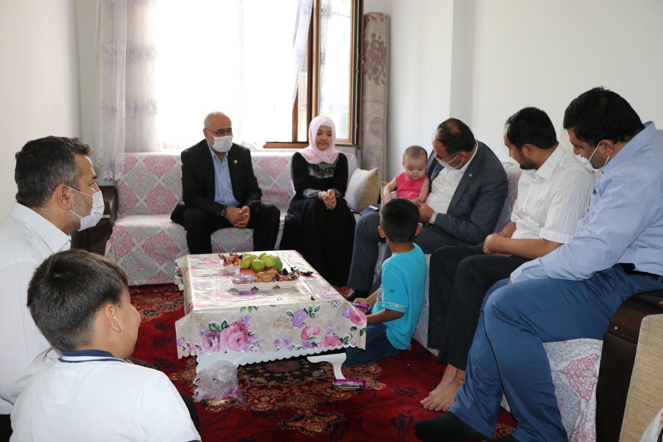 HÜDA PAR Doğu Türkistanlı mağdur aileyi ziyaret etti
